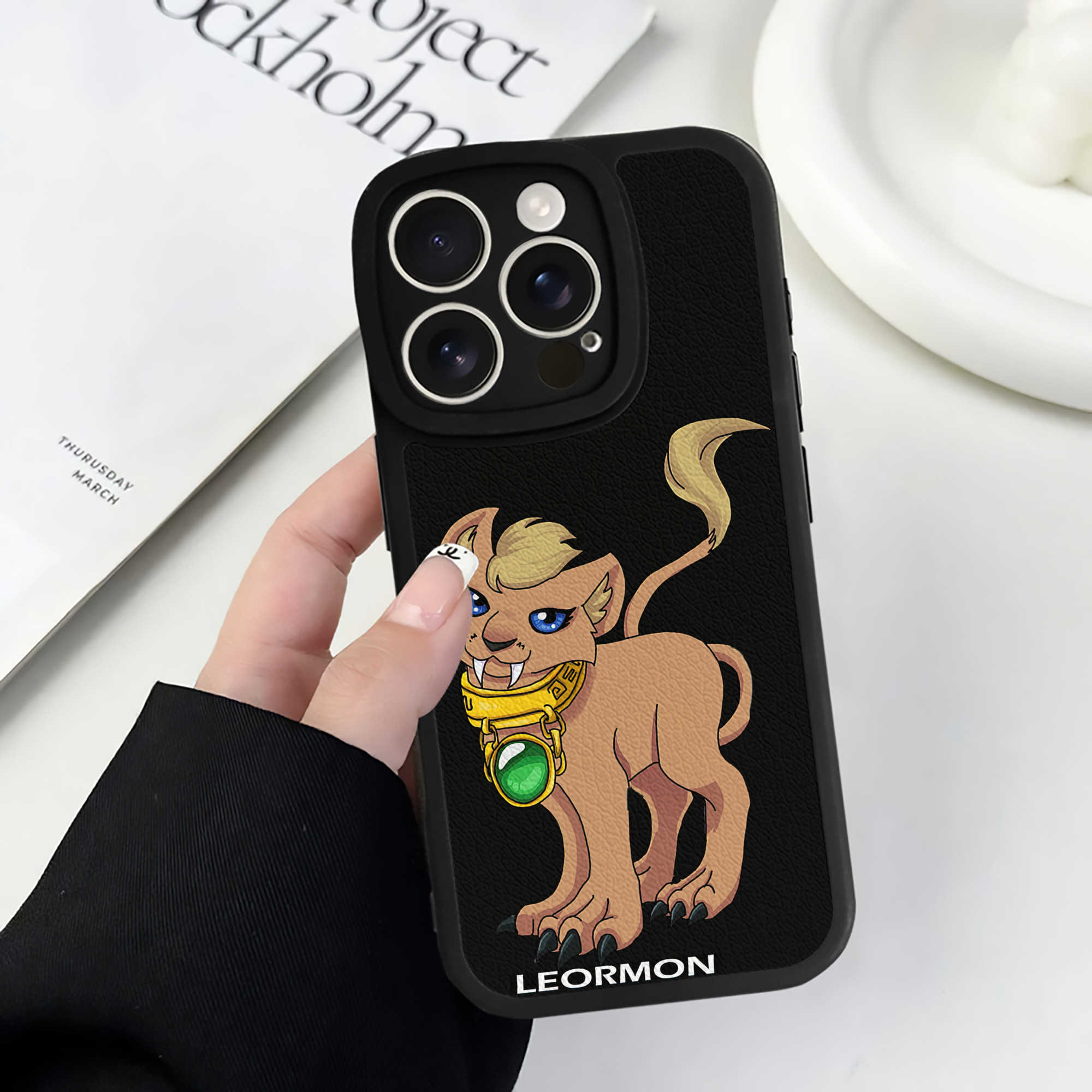 （画像用） Digimon デジタルモンスター/デジモン 【iPhone 16シリーズ対応】シリコンスマホケース（レザー調） 材質：シリコン